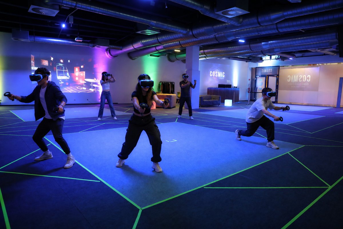 Hero Zone Freewalk Arena im Cosmic VR Studio Wildau
